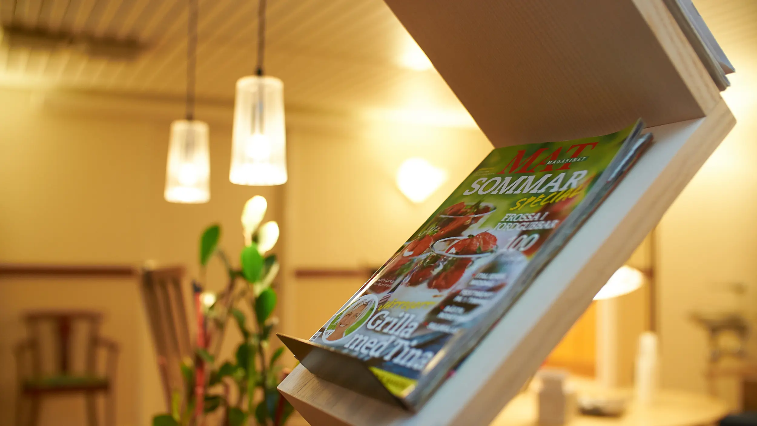 Tidningshylla i väntrum